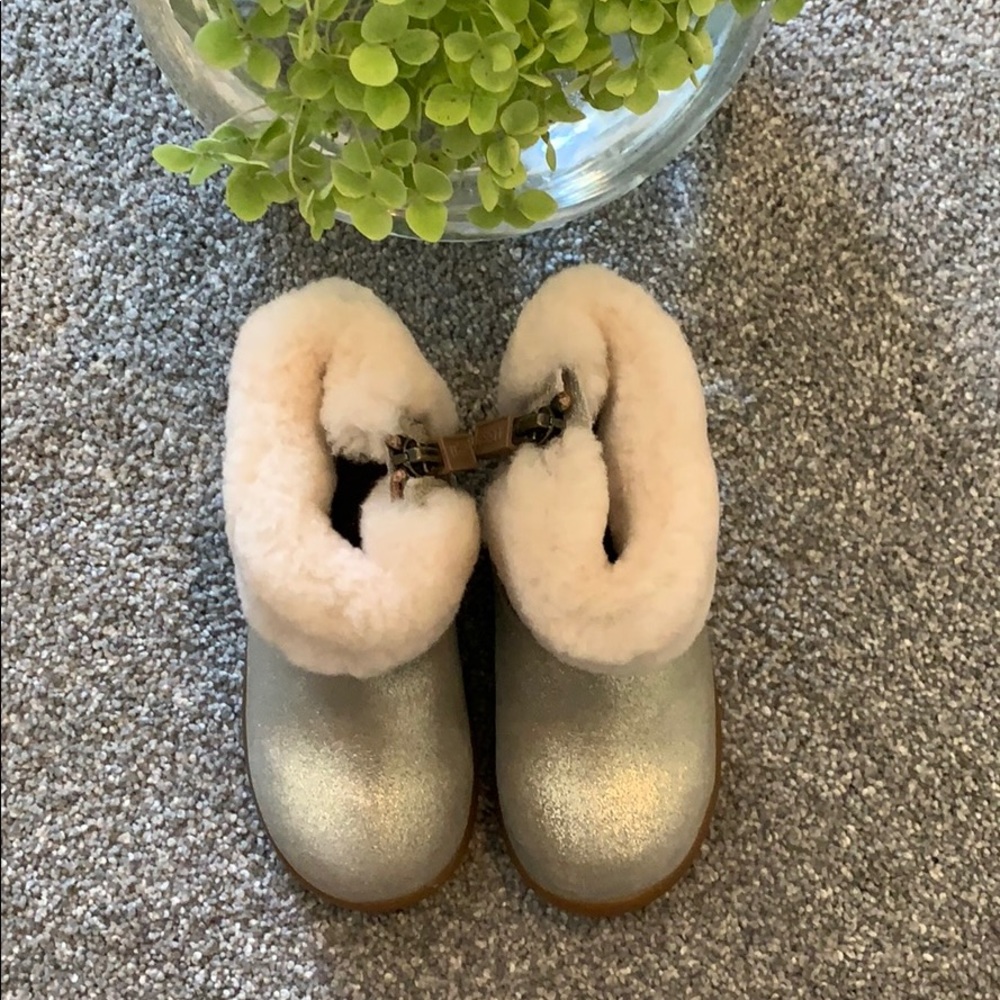 Brand NEW UGG size 6 toddler NEW WITHOUT TAG